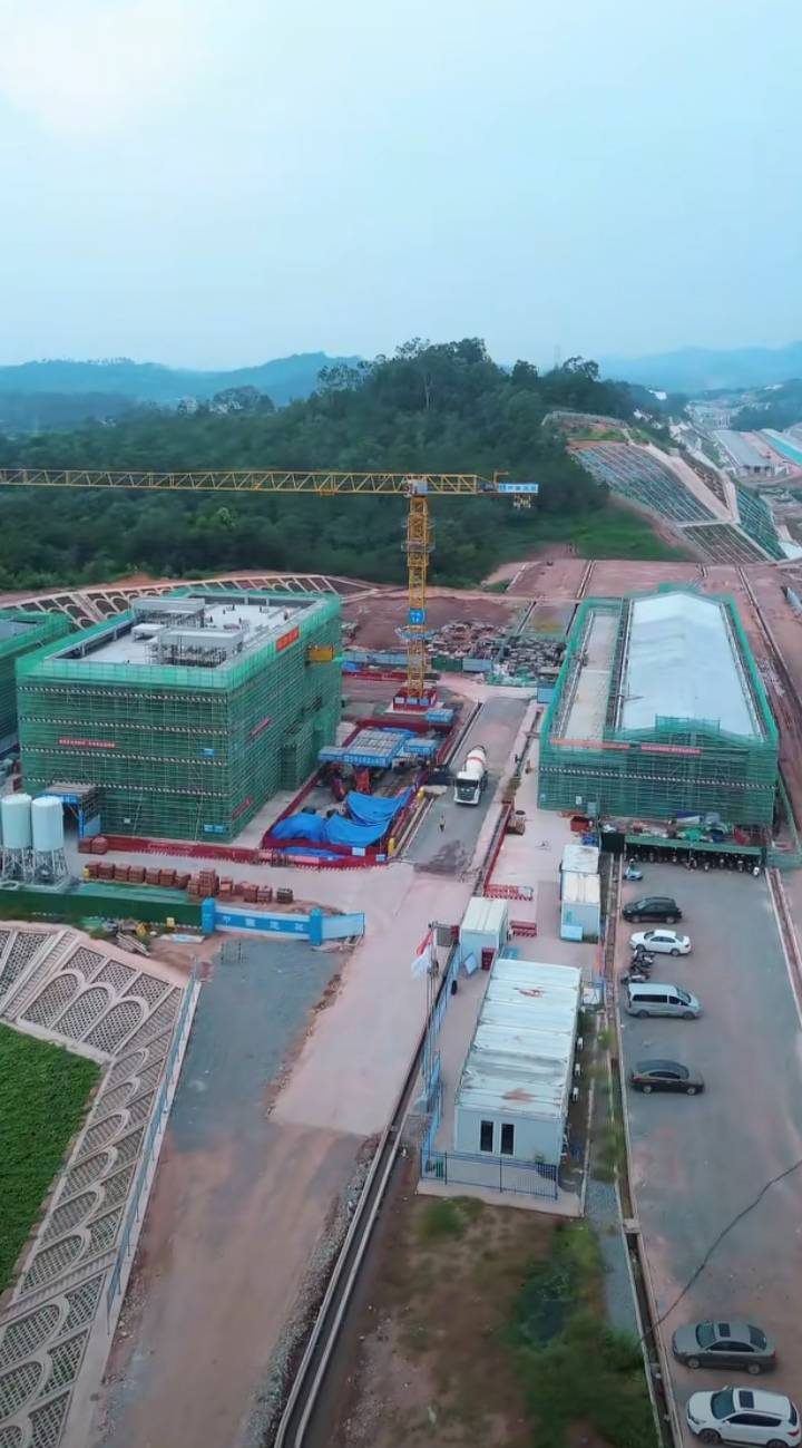 站区主体建筑施工，两栋楼同期推进